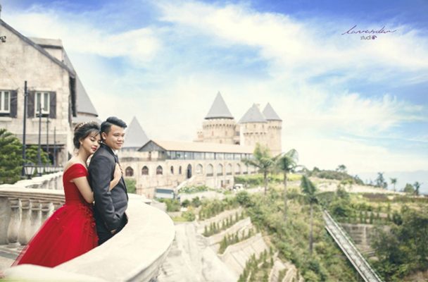 cô dâu ôm chú rể