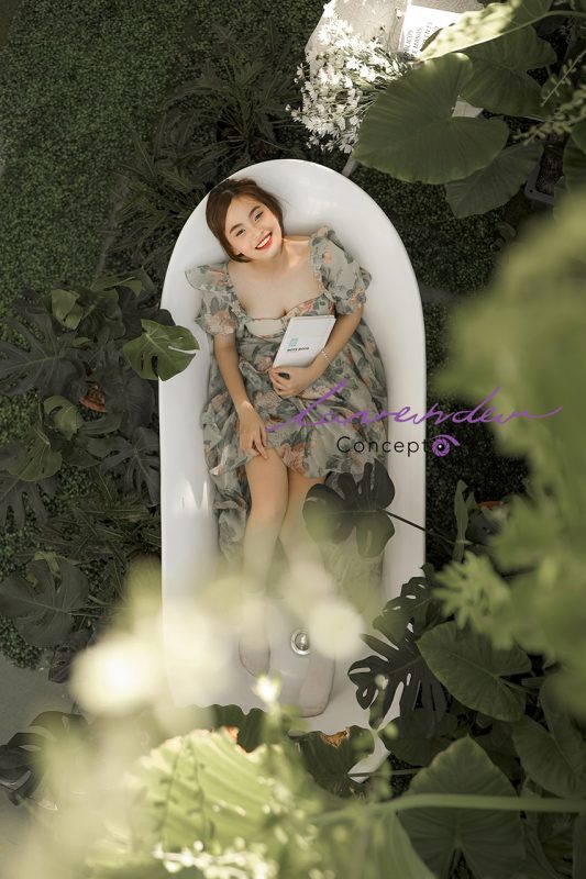 Tạo dáng chụp ảnh concept bồn tắm cùng lavender studio Đà Nẵng Tạo dáng chụp ảnh concept bồn tắm cùng lavender studio Đà Nẵng