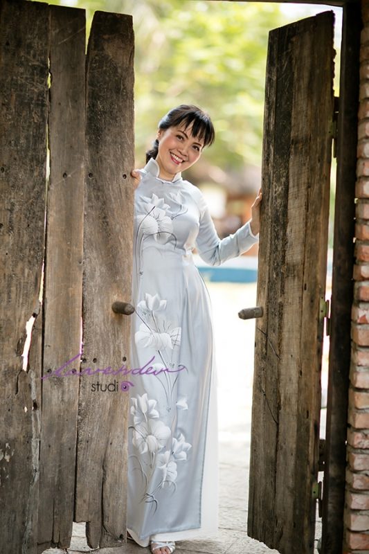 Tạo dáng chụp ảnh đẹp với áo dài dịp Tết