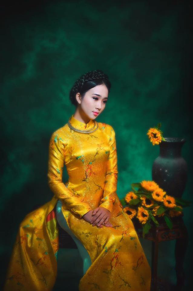 Tạo dáng chụp ảnh Tết đẹp cùng đạo cụ áo dài Tết