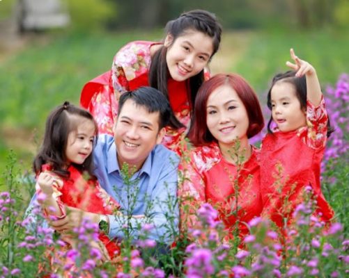 Chụp hình gia đình Tết ngoại cảnh