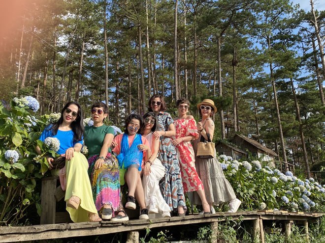 Giá chụp ảnh Tết với nhóm bạn thân phụ thuộc vào 10 yếu tố nào