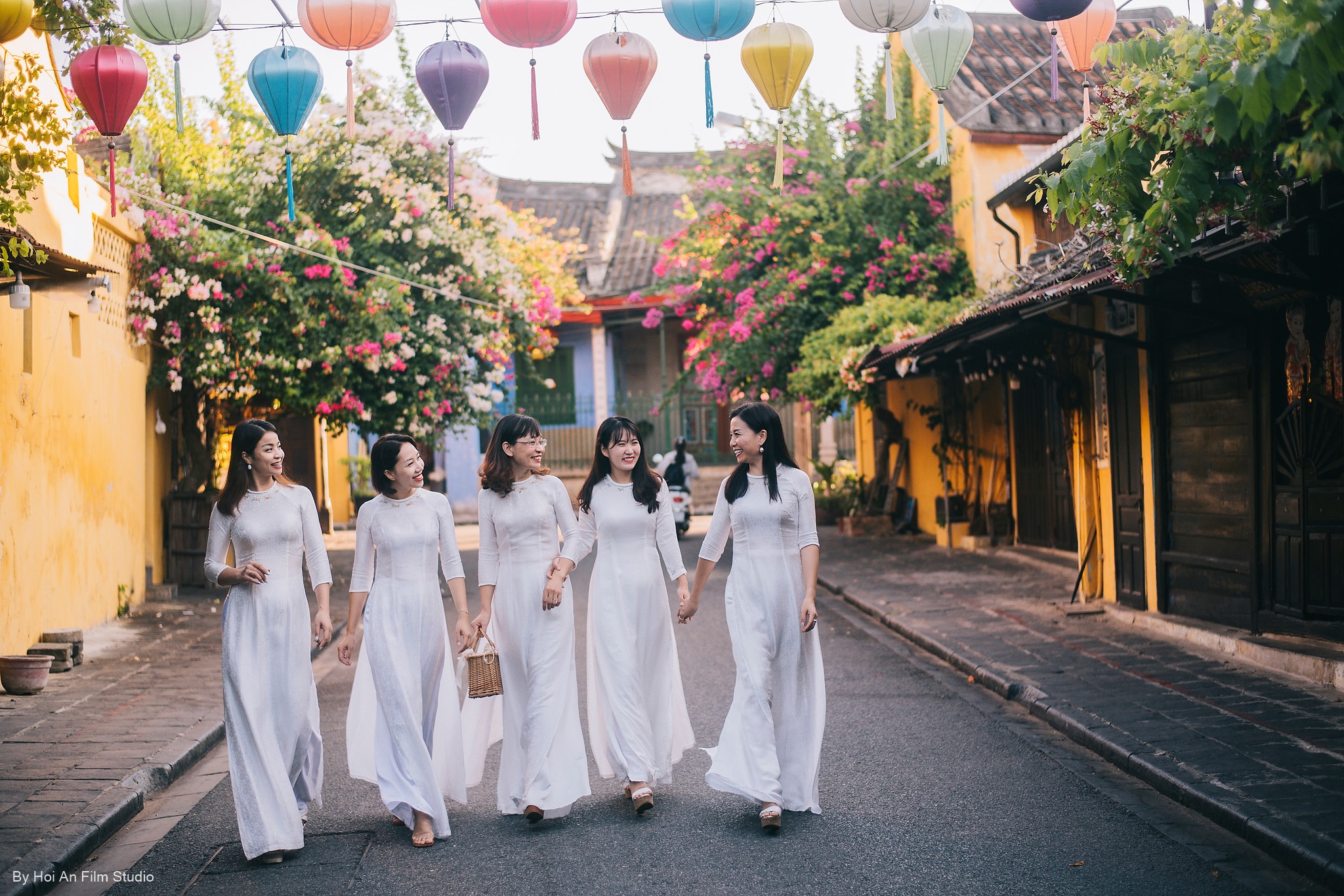 Giá chụp ảnh Tết với nhóm bạn thân phụ thuộc vào 10 yếu tố nào