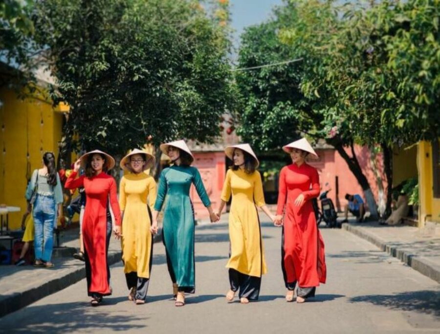 Lưu giữ kỉ niệm cùng tạo dáng chụp ảnh nhóm dịp Tết đẹp nhất