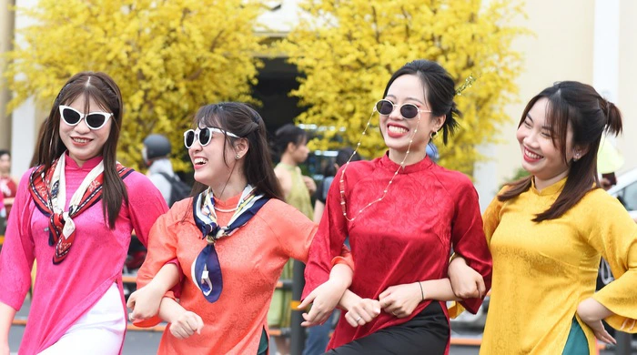 Lưu giữ kỉ niệm cùng tạo dáng chụp ảnh nhóm dịp Tết đẹp nhất