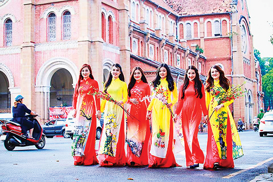 Lưu giữ kỉ niệm cùng tạo dáng chụp ảnh nhóm dịp Tết đẹp nhất