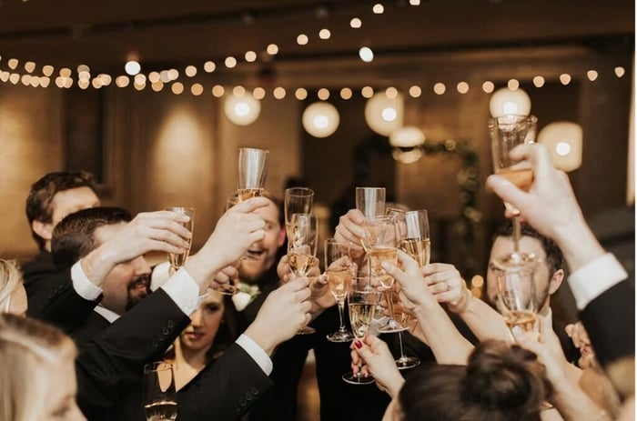 Tiệc tất niên là gì? Lý do gì nên tổ chức tiệc tất niên?