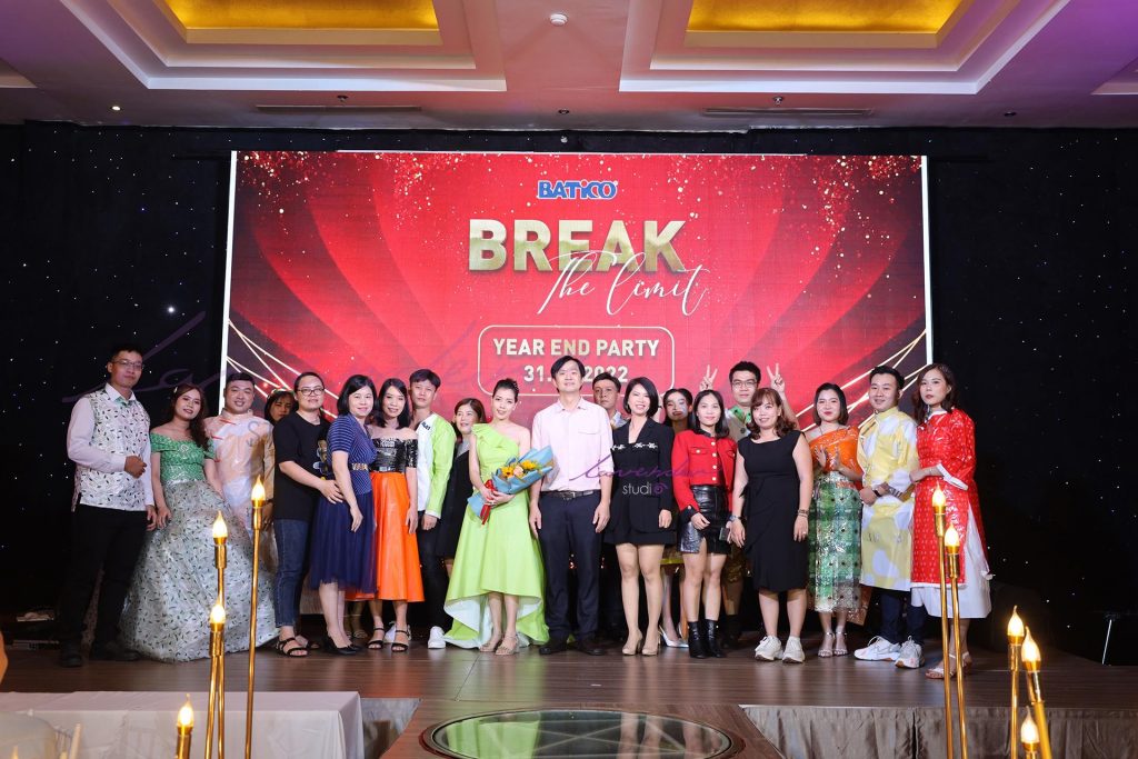 chụp ảnh year end party năm 2025