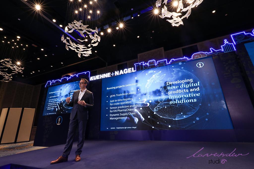 chụp ảnh year end party năm 2025