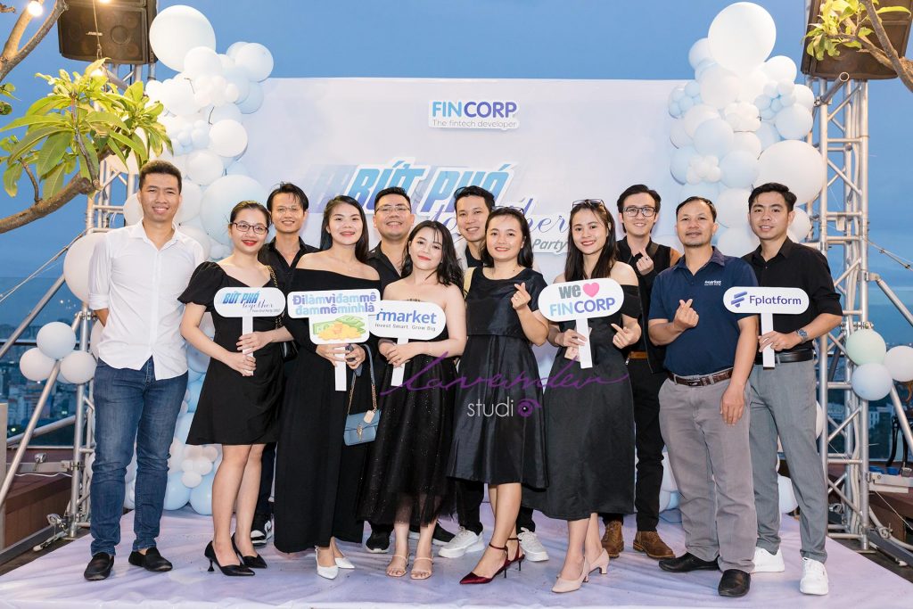 chụp ảnh year end party năm 2025