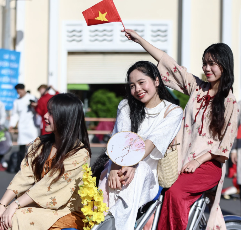 Ngọt ngào với bộ ảnh Tết Xuân Ất Tỵ 2025 của các cặp đôi tại TP.HCM