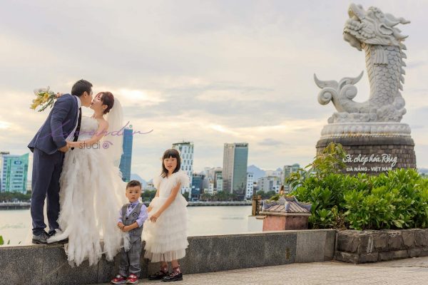 Yếu tố ảnh hưởng đến giá chụp ảnh kỷ niệm ngày cưới