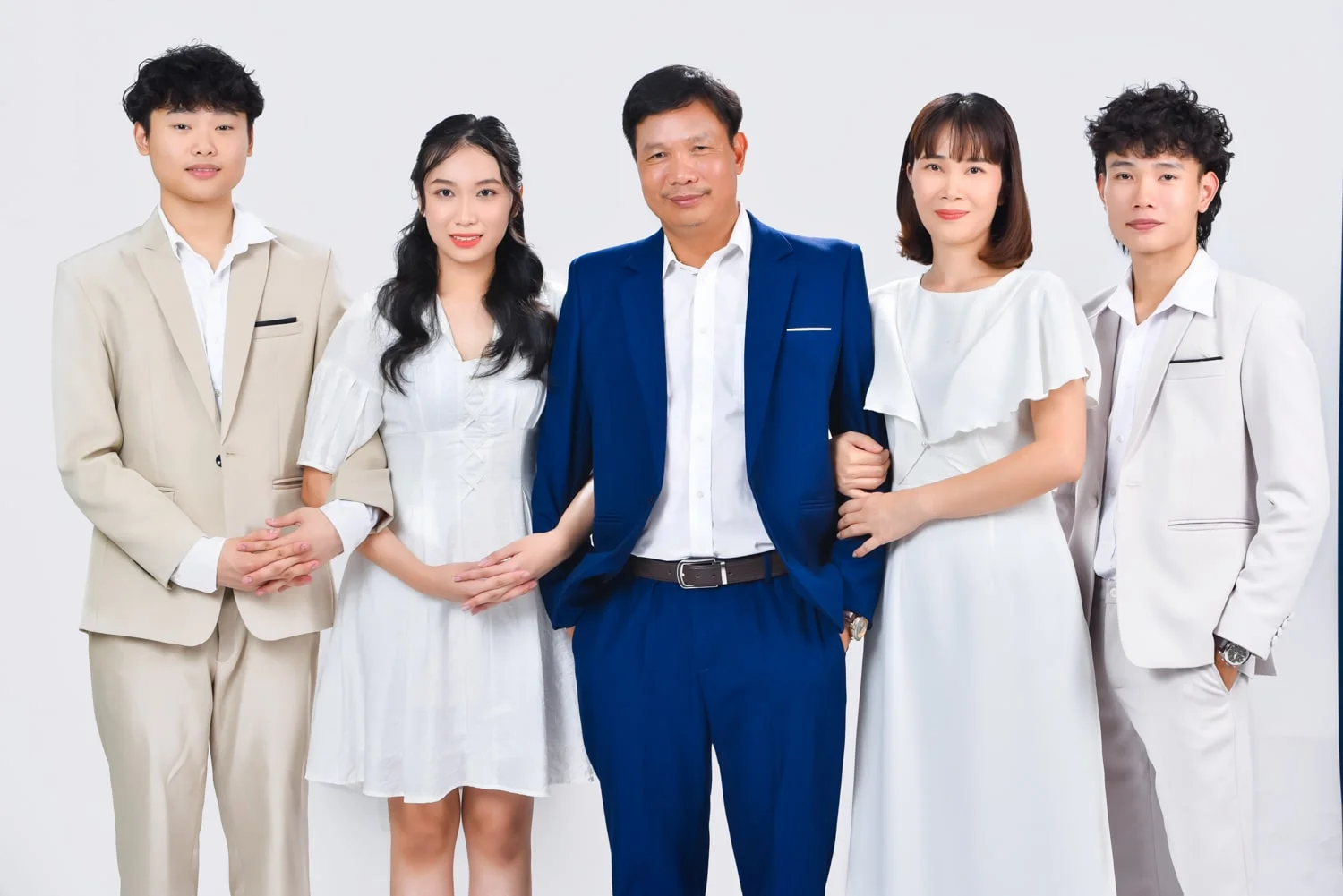 Top 10 studio chụp ảnh gia đình tại Hà Nội giá rẻ năm 2025-2026