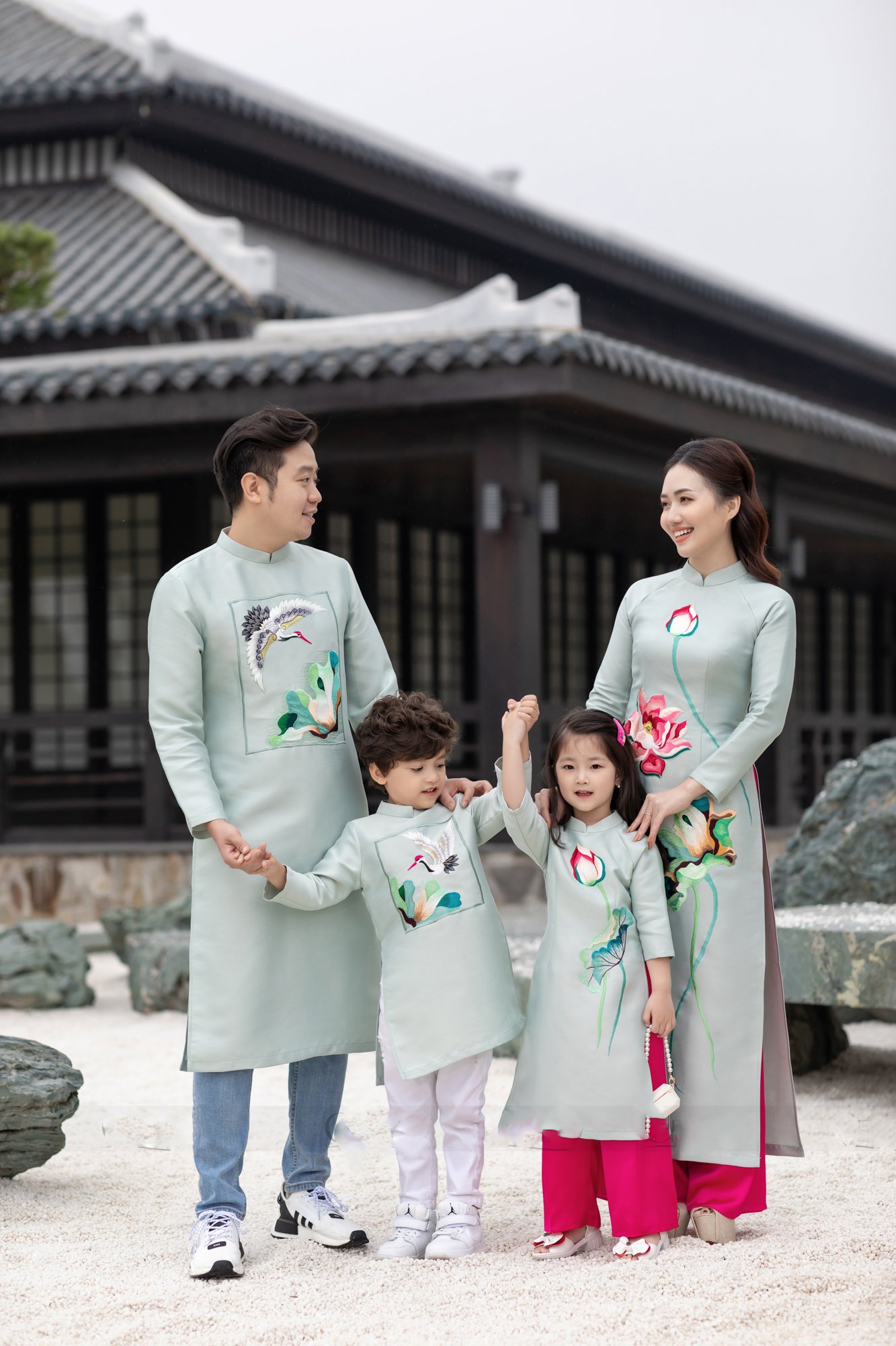 Cập nhật concept chụp ảnh áo dài gia đình mới nhất, tinh tế và sang trọng