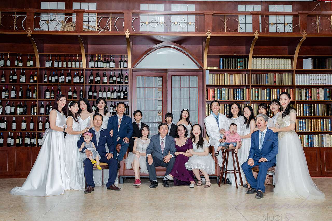 Gia đình đông thành viên chụp ảnh tết sao cho đẹp & gọn khung hình Gia đình đông thành viên chụp ảnh tết sao cho đẹp & gọn khung hình