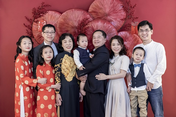 Gia đình đông thành viên chụp ảnh tết sao cho đẹp & gọn khung hình Gia đình đông thành viên chụp ảnh tết sao cho đẹp & gọn khung hình