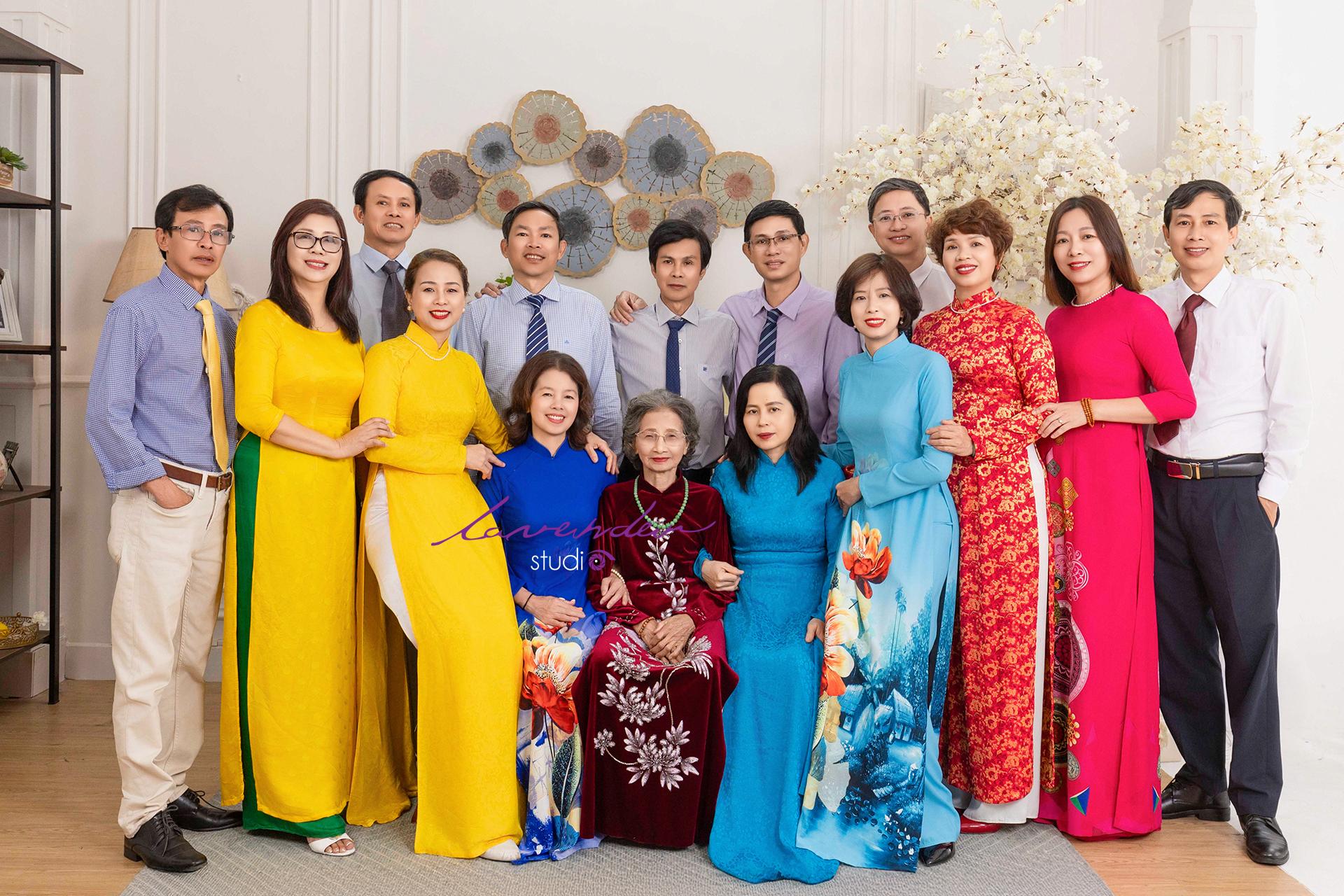 Gia đình đông thành viên chụp ảnh tết sao cho đẹp & gọn khung hình Gia đình đông thành viên chụp ảnh tết sao cho đẹp & gọn khung hình