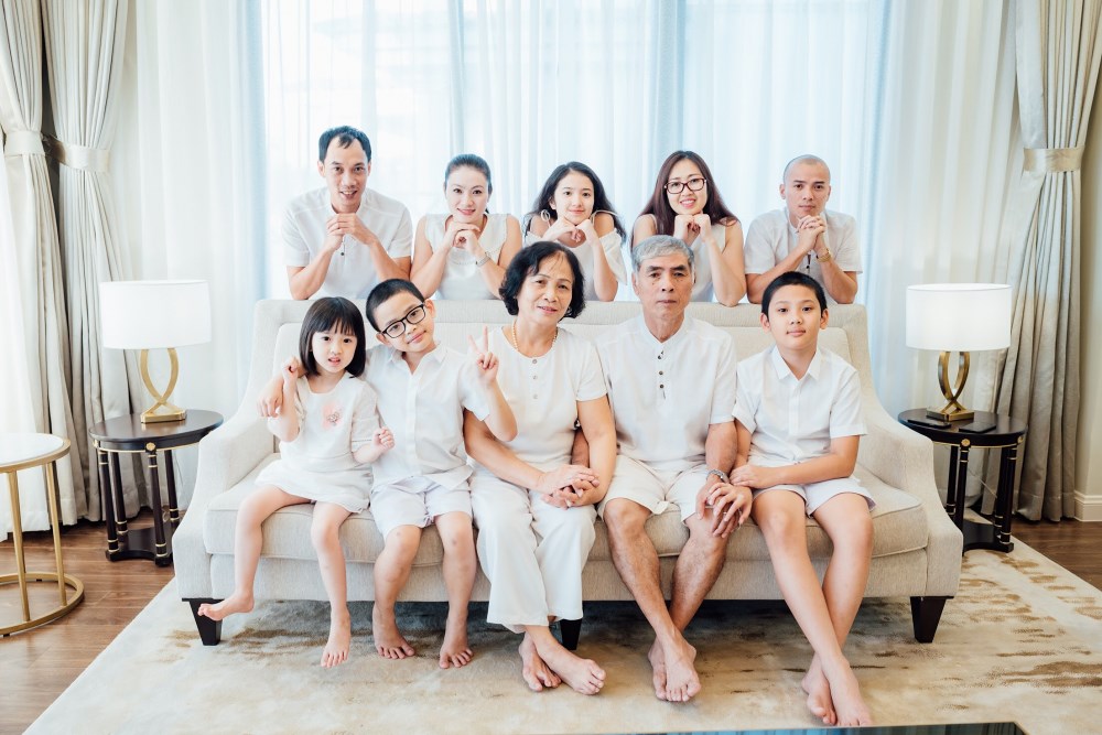 Gia đình đông thành viên chụp ảnh tết sao cho đẹp & gọn khung hình Gia đình đông thành viên chụp ảnh tết sao cho đẹp & gọn khung hình