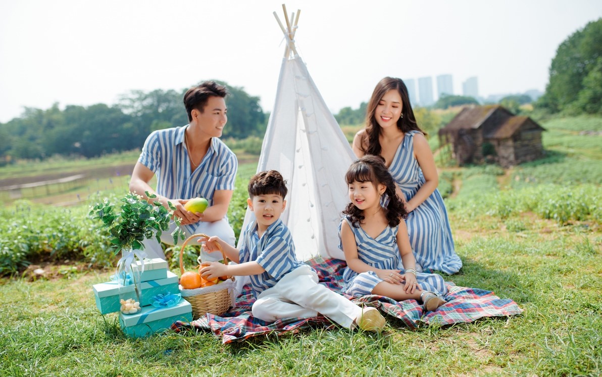Hướng dẫn chi tiết: chụp ảnh gia đình mùa hè ngoài trời đẹp như tạp chí