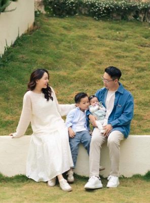 Hướng dẫn chi tiết: chụp ảnh gia đình mùa hè ngoài trời đẹp như tạp chí