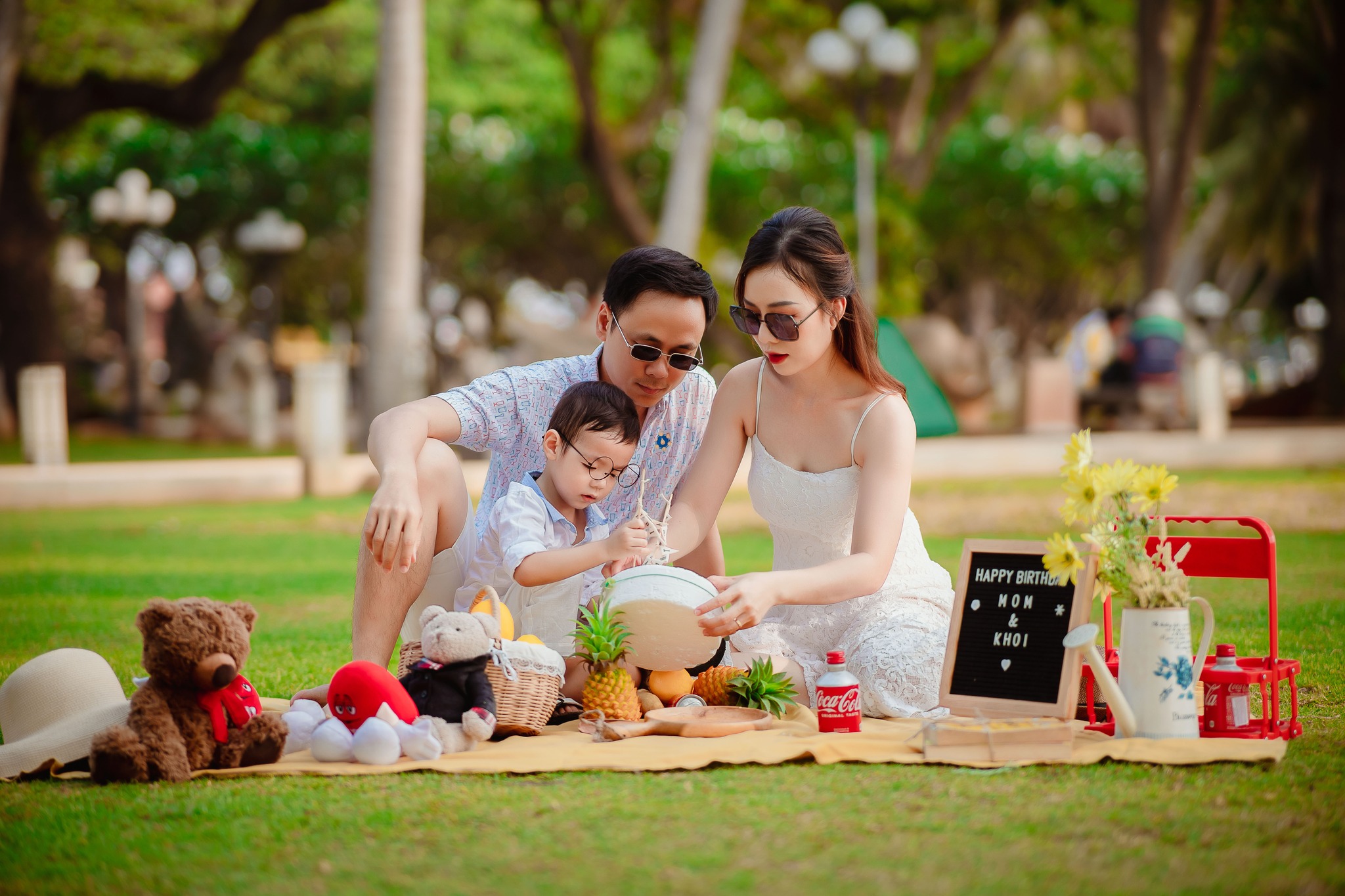 Hướng dẫn chi tiết: chụp ảnh gia đình mùa hè ngoài trời đẹp như tạp chí