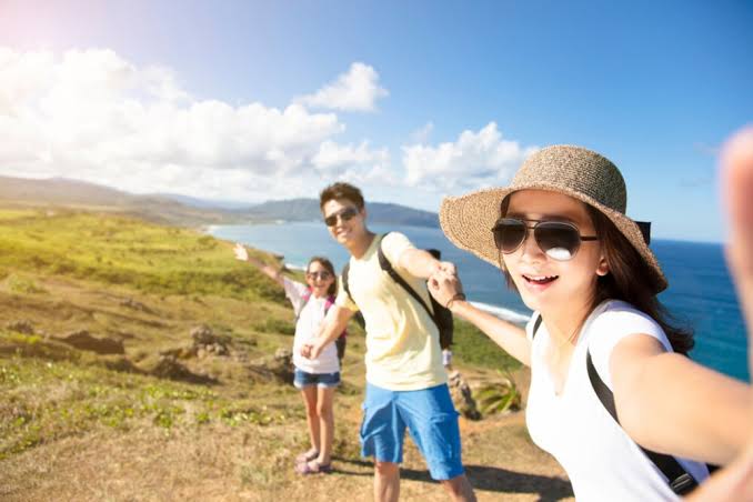 Hướng dẫn chi tiết: chụp ảnh gia đình mùa hè ngoài trời đẹp như tạp chí