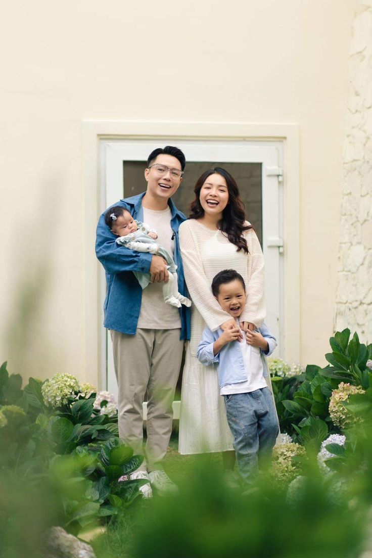 Hướng dẫn chi tiết: chụp ảnh gia đình mùa hè ngoài trời đẹp như tạp chí