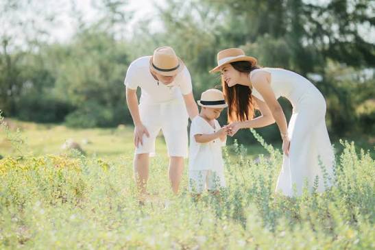 Hướng dẫn chi tiết: chụp ảnh gia đình mùa hè ngoài trời đẹp như tạp chí