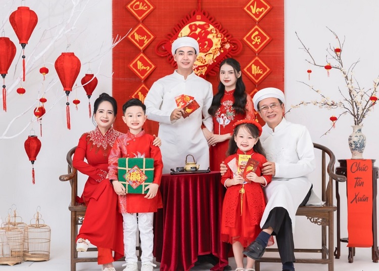 Cách phối màu áo dài Tết gia đình sang trọng (1)