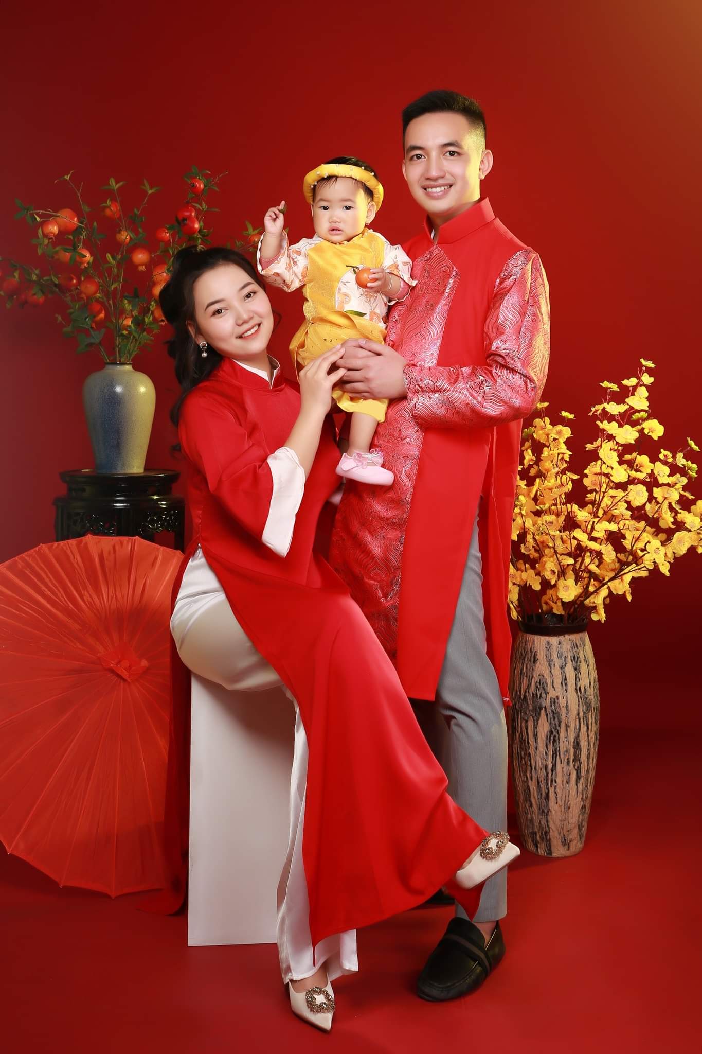 Cách phối màu áo dài Tết gia đình sang trọng (2)