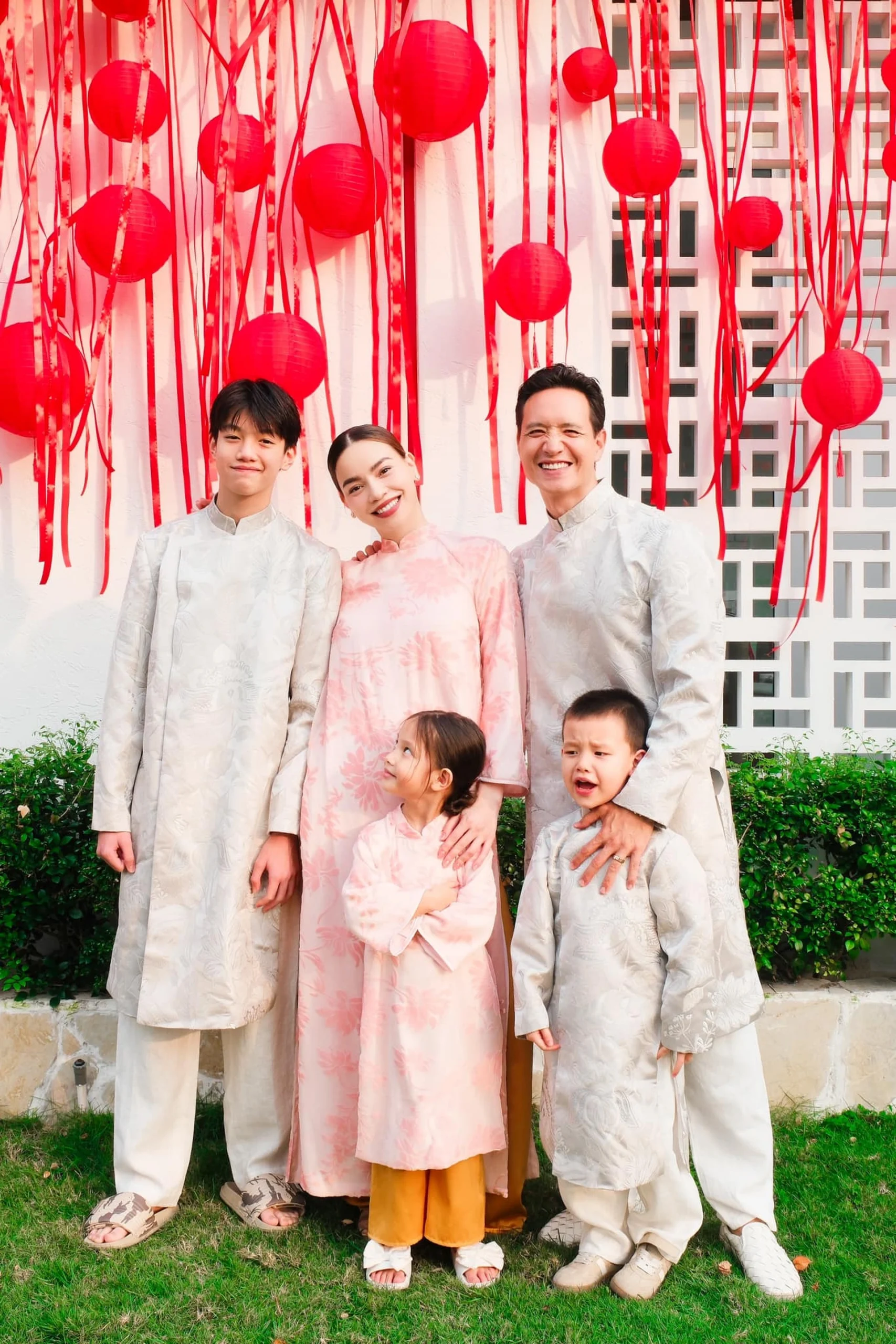 Cách phối màu áo dài Tết gia đình sang trọng (4)