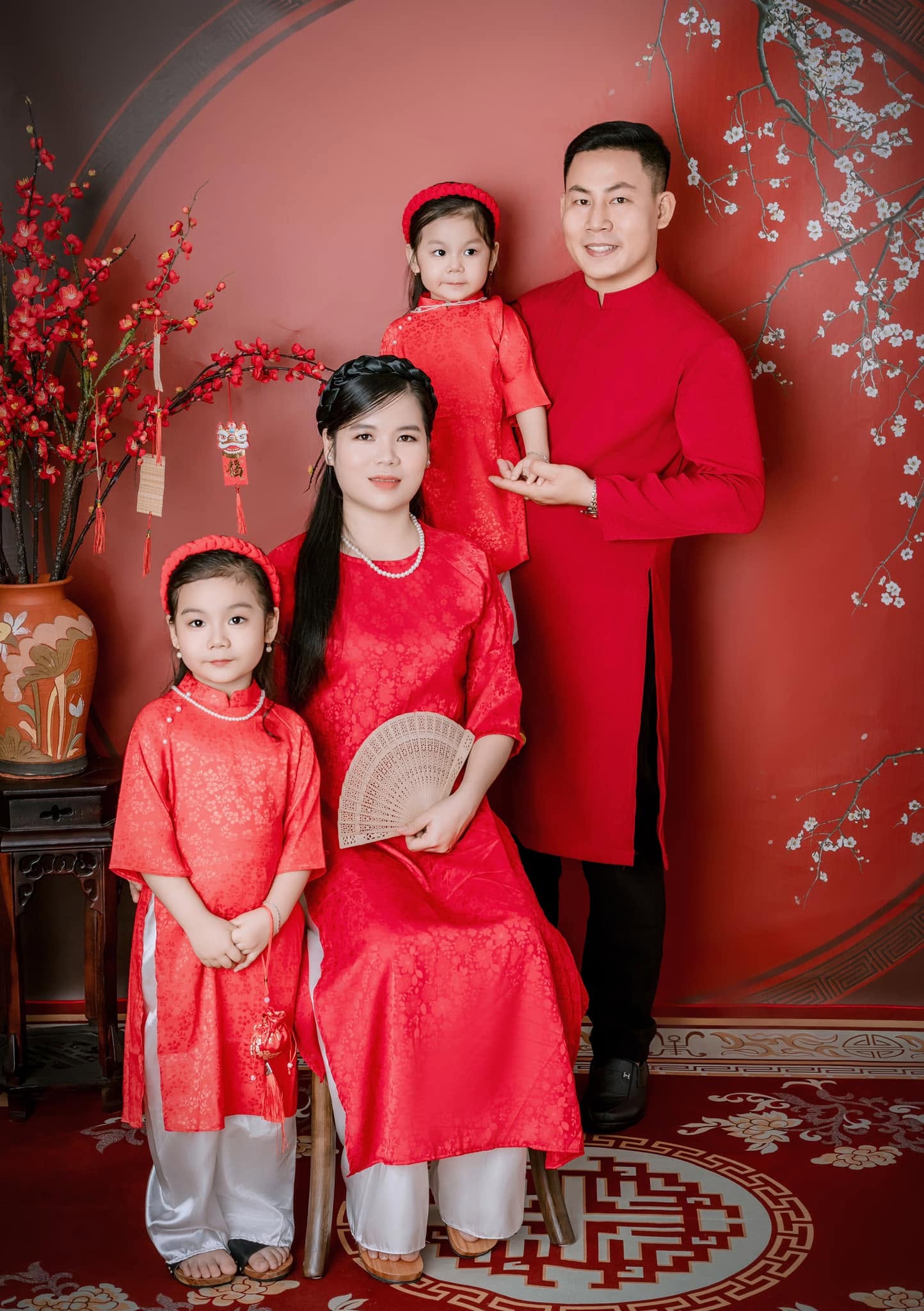 Cách phối màu áo dài Tết gia đình sang trọng (5)