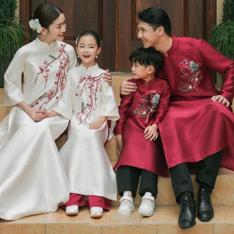 Cách phối màu áo dài Tết gia đình sang trọng (6)